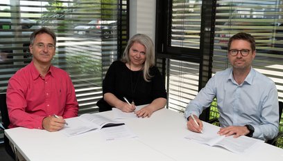 Mit RZL Software und Infotech EDV-Systeme bündeln zwei Unternehmen aus dem Raum Ried ihre Kompetenzen. Gemeinsam bieten wir mit der RZL Cloud die bewährten Software-Lösungen fürs Rechnungswesen den RZL Anwendern flexibel und ortsunabhängig an. „Durch diese regionale Kooperation entsteht nicht nur ein Mehrwert für unsere Kunden, wir generieren Wertschöpfung in der Region und sichern bestehende wie künftige Arbeitsplätze“, berichten DI (FH) Ilse Burgstaller M.Sc. und Gerald Stürzlinger, Geschäftsführer von RZL Software. RZL Software fördert das fachliche Knowhow von Mitarbeitenden laufend – und ergänzt das Wissen mit Hinzunahme von lokalen IT-Experten. Das starke Team stellt die Grundlage für den Firmenerfolg dar, damit wird das Wachstum auch künftig unterstützt. „Durch die Auslagerung der Daten in die RZL Cloud ermöglicht RZL seinen Kunden ein flexibles Arbeiten: Ein sicherer Zugriff auf Applikationen und Unternehmensdaten ist von überall und zu jeder Zeit möglich. Erfüllung höchster Anforderungen an die Verfügbarkeit, unterbrechungsfreie Geschäftskontinuität und eine professionelle Datensicherung durch zwei gespiegelte Rechenzentren können wir dabei garantieren“, zeigt sich Mag. Bernhard Schuster, Geschäftsführer von Infotech erfreut. Foto (v.l.): RZL Software-Geschäftsführer Gerald Stürzlinger und Ilse Burgstaller unterschreiben mit Infotech-Geschäftsführer Bernhard Schuster die gemeinsamen Verträge.