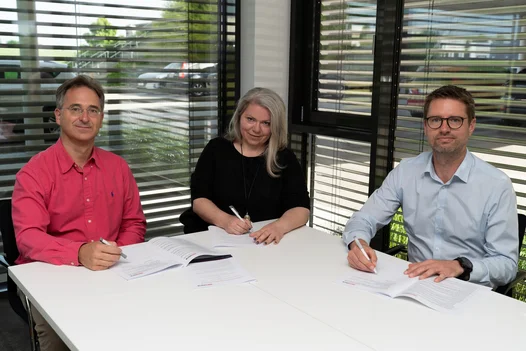 Mit RZL Software und Infotech EDV-Systeme bündeln zwei Unternehmen aus dem Raum Ried ihre Kompetenzen. Gemeinsam bieten wir mit der RZL Cloud die bewährten Software-Lösungen fürs Rechnungswesen den RZL Anwendern flexibel und ortsunabhängig an.  „Durch diese regionale Kooperation entsteht nicht nur ein Mehrwert für unsere Kunden, wir generieren Wertschöpfung in der Region und sichern bestehende wie künftige Arbeitsplätze“, berichten DI (FH) Ilse Burgstaller M.Sc. und Gerald Stürzlinger, Geschäftsführer von RZL Software.  RZL Software fördert das fachliche Knowhow von Mitarbeitenden laufend – und ergänzt das Wissen mit Hinzunahme von lokalen IT-Experten. Das starke Team stellt die Grundlage für den Firmenerfolg dar, damit wird das Wachstum auch künftig unterstützt.  „Durch die Auslagerung der Daten in die RZL Cloud ermöglicht RZL seinen Kunden ein flexibles Arbeiten: Ein sicherer Zugriff auf Applikationen und Unternehmensdaten ist von überall und zu jeder Zeit möglich. Erfüllung höchster Anforderungen an die Verfügbarkeit, unterbrechungsfreie Geschäftskontinuität und eine professionelle Datensicherung durch zwei gespiegelte Rechenzentren können wir dabei garantieren“, zeigt sich Mag. Bernhard Schuster, Geschäftsführer von Infotech erfreut.  Foto (v.l.): RZL Software-Geschäftsführer Gerald Stürzlinger und Ilse Burgstaller unterschreiben mit Infotech-Geschäftsführer Bernhard Schuster die gemeinsamen Verträge.